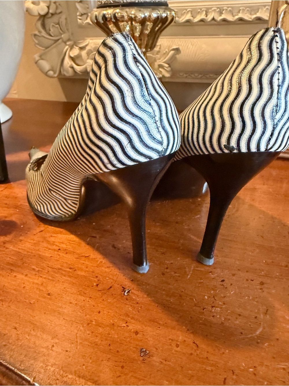 Pointed Black & White Wave Pattern Pumps - Picture 3 of 4